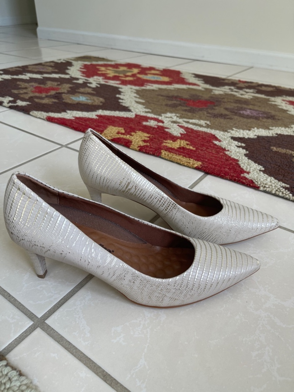 Walking Cradles “Sophia” Shimmery Beige Gold Pointed-Toe Heels 10